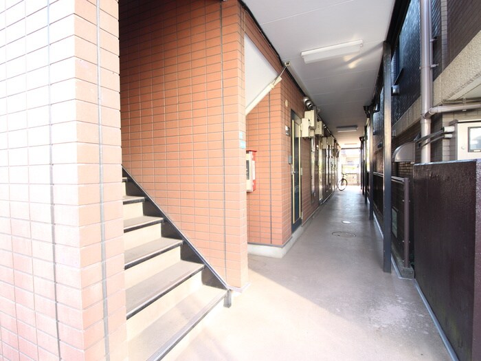 物件外観写真2　(エントランス部分)