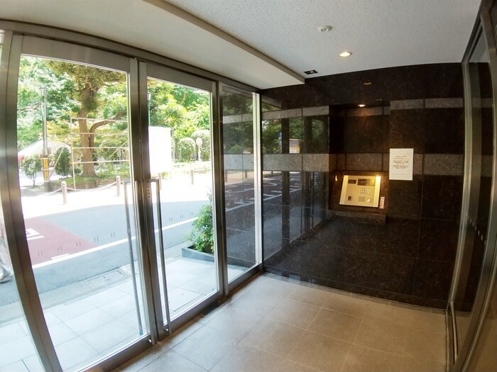 物件外観写真3　(エントランス部分)