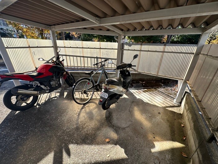 物件外観写真3　(駐輪場)