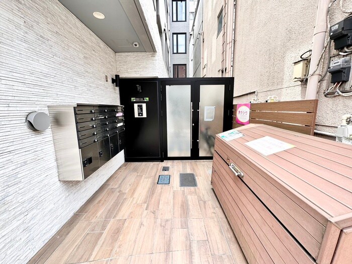 物件外観写真2　(エントランス部分)