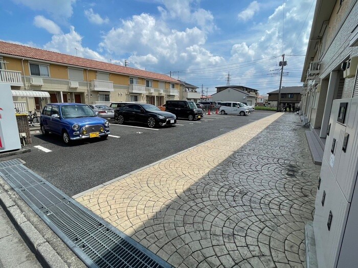 物件外観写真2　(駐車場)