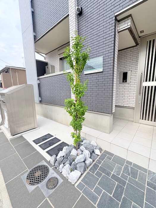 物件外観写真6　(エントランス部分)