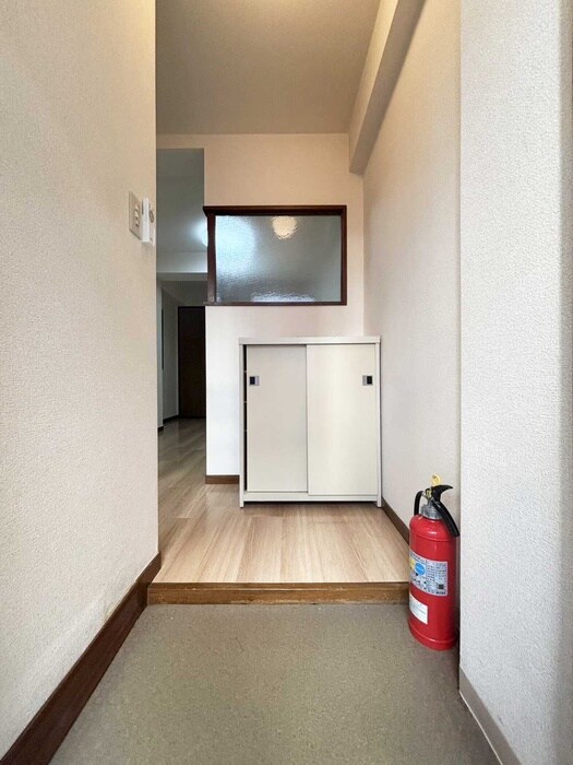 物件内観写真4　(玄関)