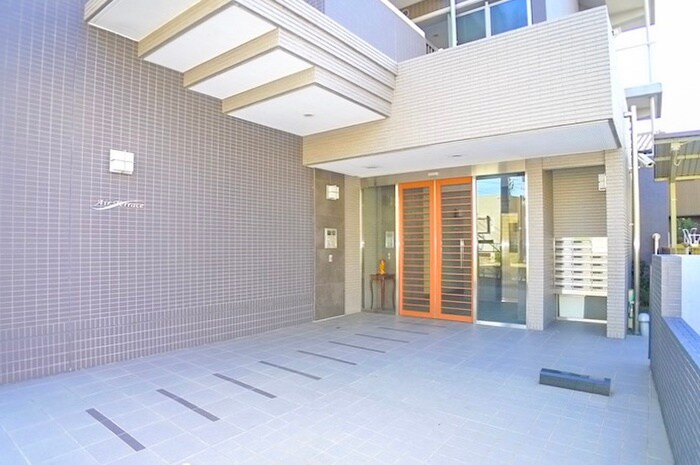 物件外観写真3　(エントランス部分)