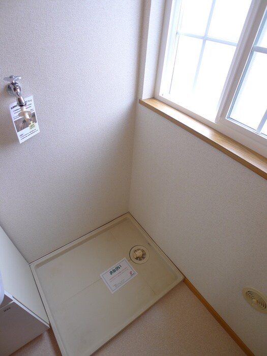 物件内観写真8　(洗濯機置場)