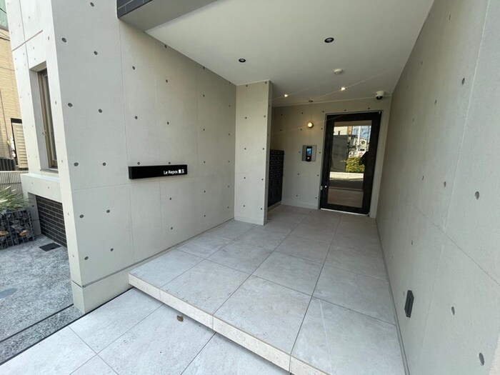 物件外観写真3　(エントランス部分)