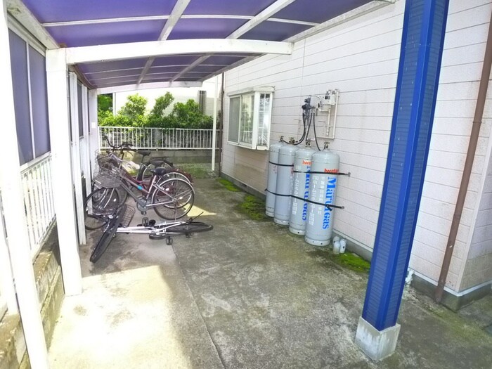 物件外観写真2　(駐輪場)