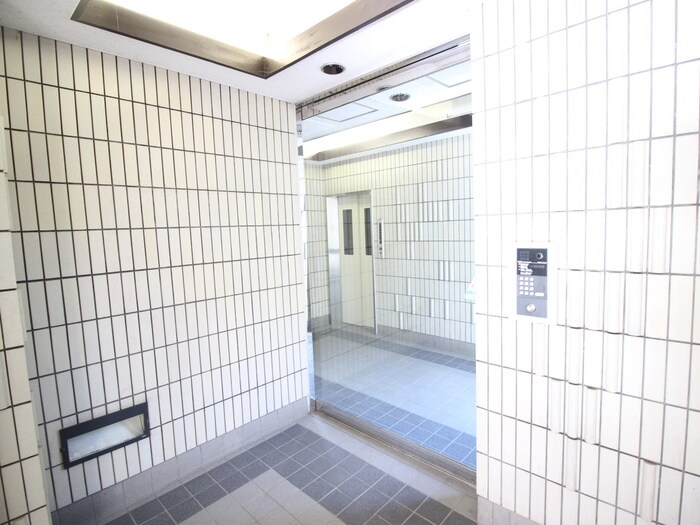 物件外観写真6　(エントランス部分)