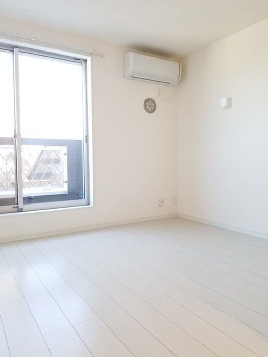 物件内観写真7　(室内からの展望)