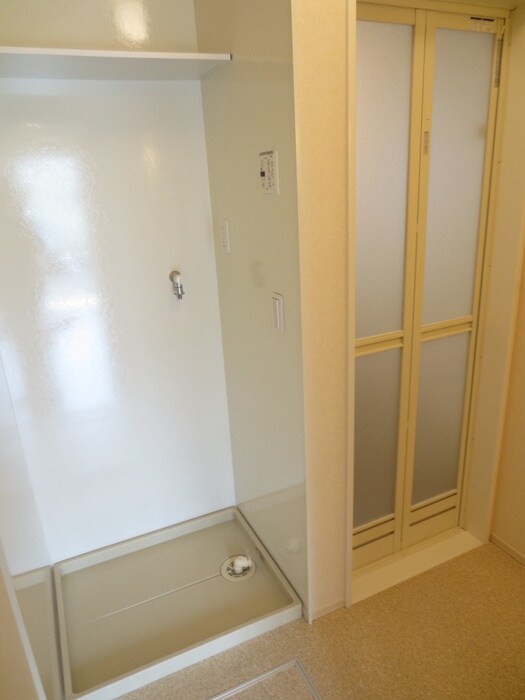 物件内観写真8　(洗濯機置場)