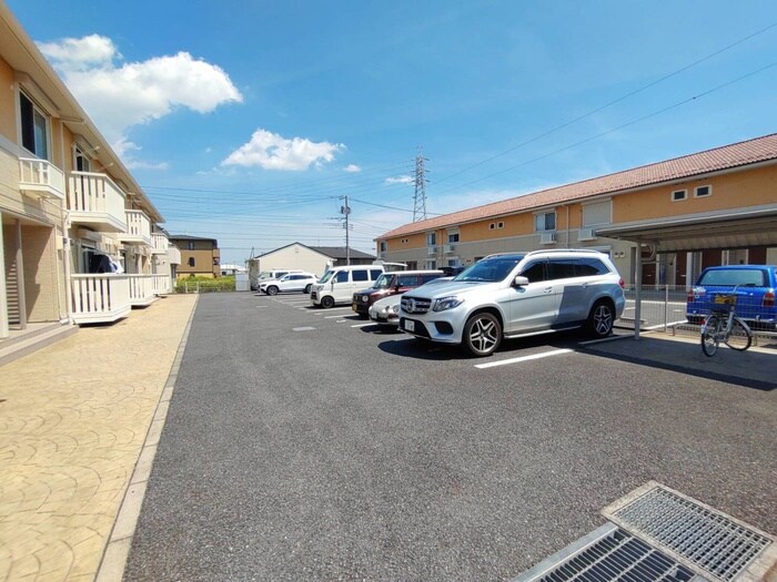 物件外観写真3　(駐車場)