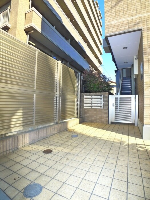 物件外観写真3　(エントランス部分)