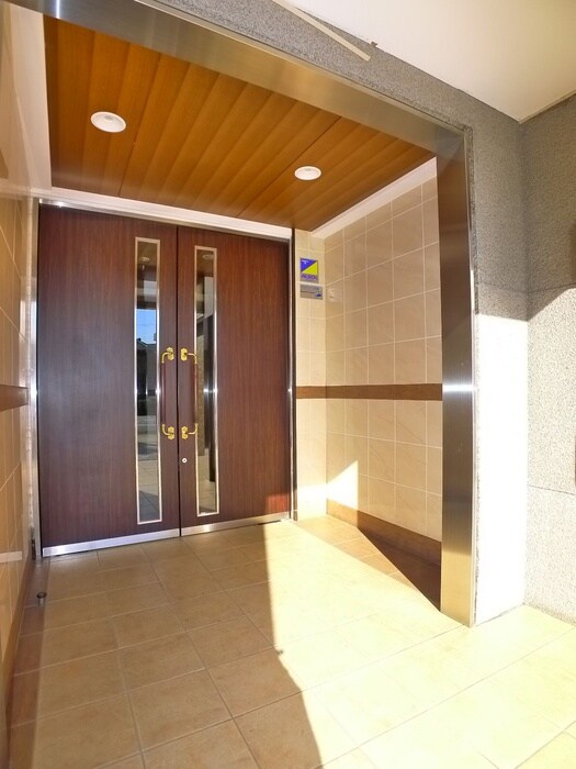 物件外観写真6　(エントランス部分)