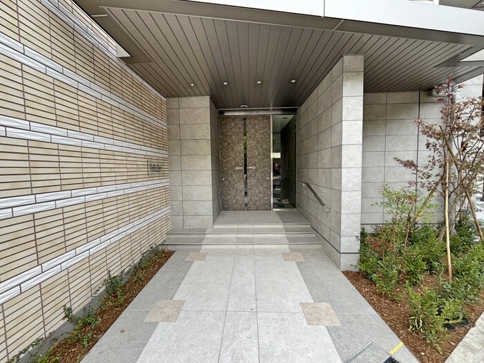 物件外観写真2　(エントランス部分)