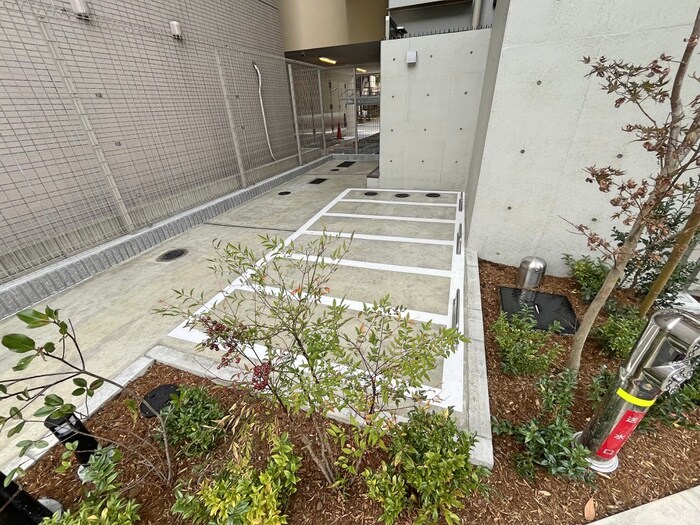 物件外観写真4　(バイク置き場)