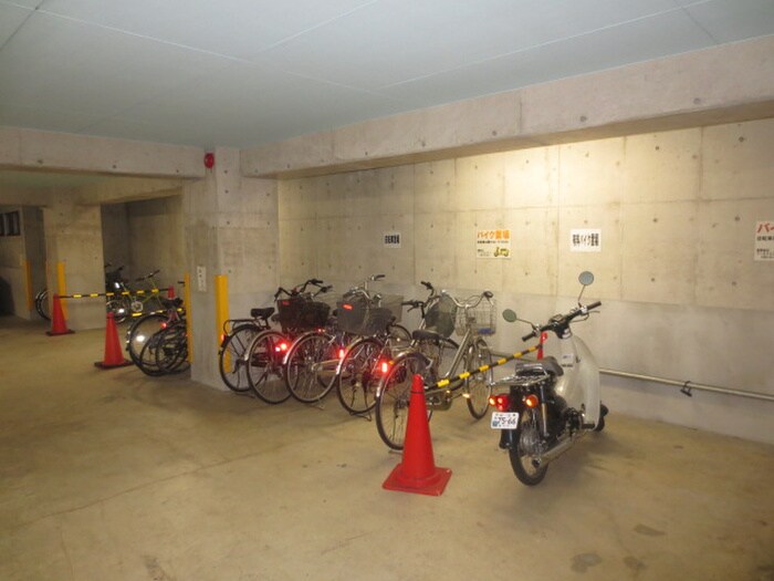 物件外観写真3　(駐輪場)