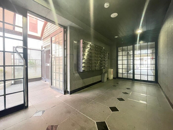 物件外観写真3　(エントランス部分)