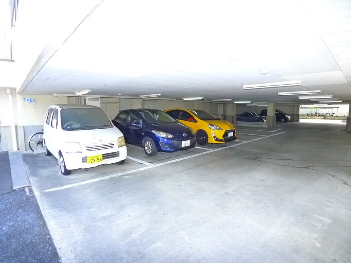 物件外観写真4　(駐車場)