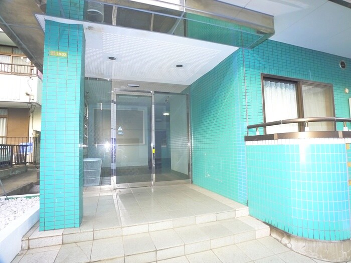 物件外観写真3　(エントランス部分)