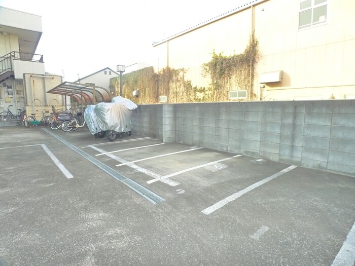 物件外観写真6　(バイク置き場)