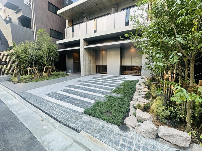 物件外観写真2　(エントランス部分)