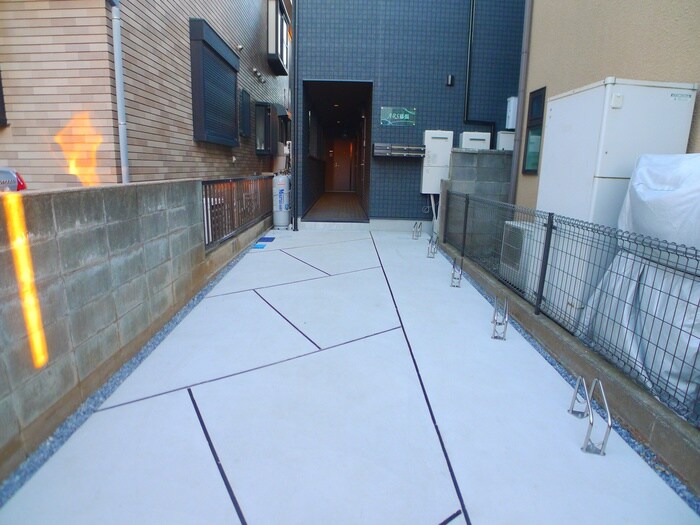 物件外観写真3　(エントランス部分)