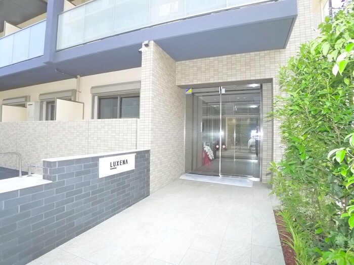 物件外観写真3　(エントランス部分)