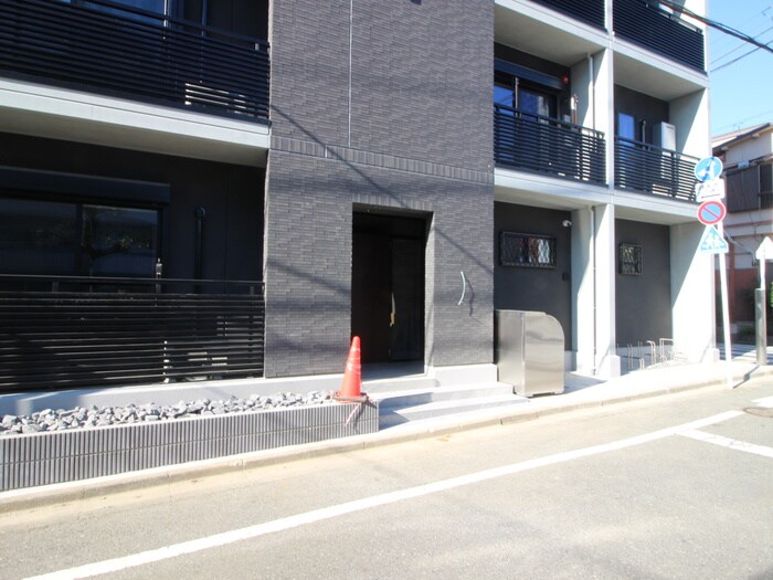物件外観写真3　(エントランス部分)