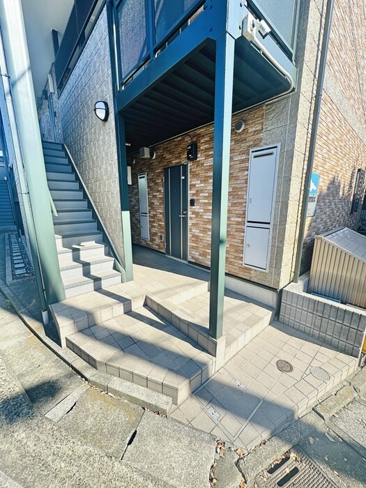 物件外観写真3　(エントランス部分)