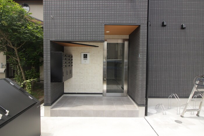 物件外観写真5　(エントランス部分)