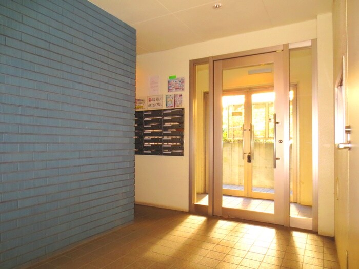 物件外観写真3　(エントランス部分)