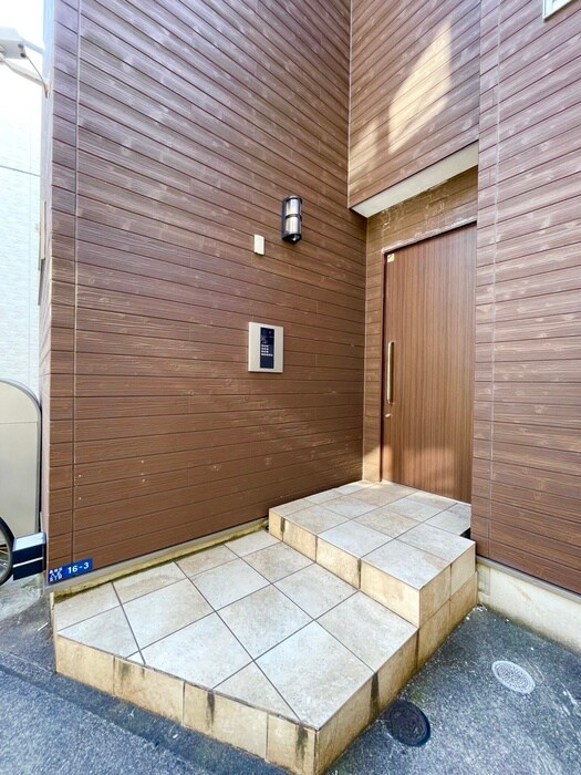 物件外観写真6　(エントランス部分)