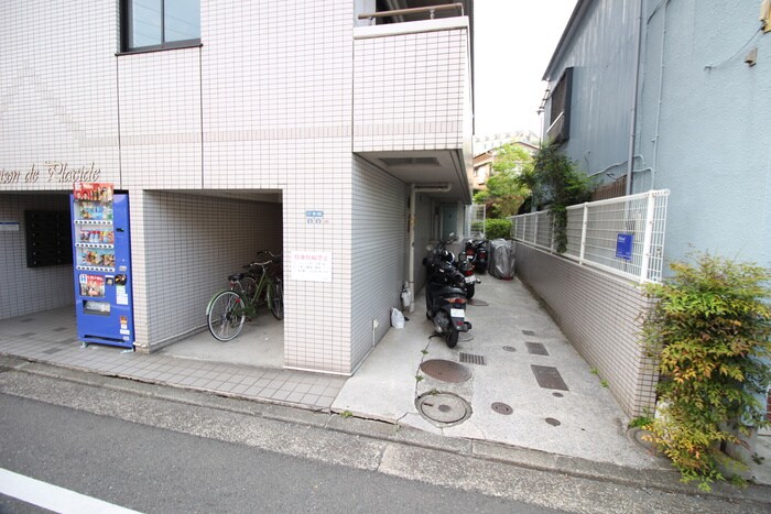 物件外観写真3　(バイク置き場)