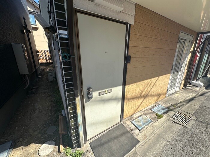 物件外観写真4　(エントランス部分)