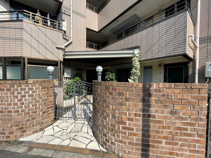 物件外観写真2　(エントランス部分)