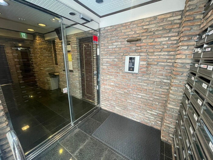 物件外観写真5　(エントランス部分)