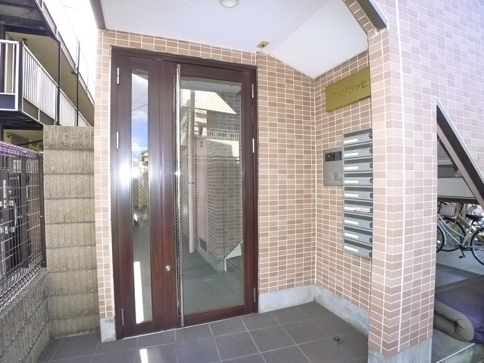 物件外観写真4　(エントランス部分)