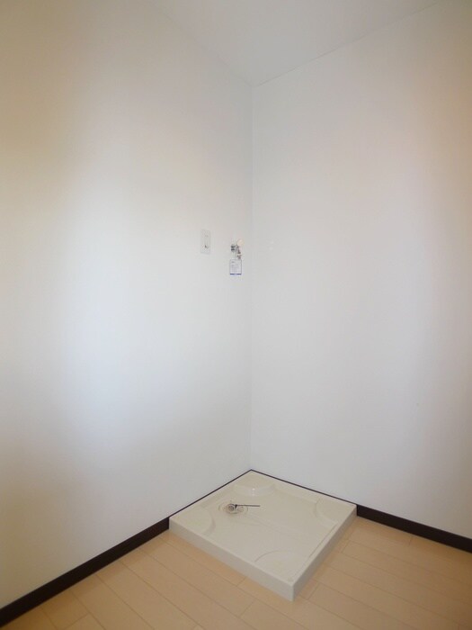 物件内観写真16　(洗濯機置場)