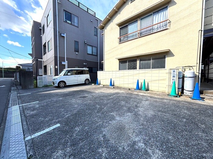 物件外観写真5　(駐車場)