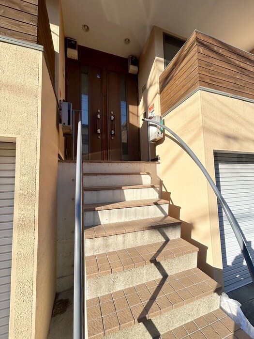 物件外観写真5　(エントランス部分)