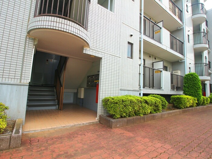 物件外観写真2　(エントランス部分)