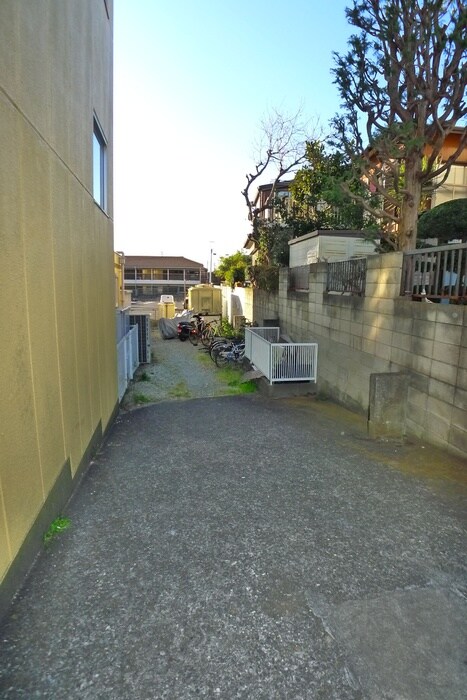 二元館の駐輪場