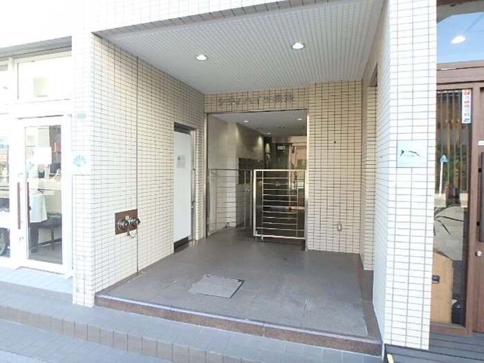 物件外観写真4　(エントランス部分)