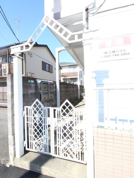 物件外観写真6　(エントランス部分)