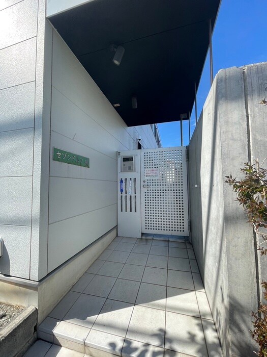 物件外観写真4　(エントランス部分)