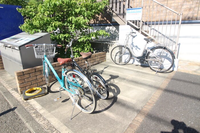 物件外観写真2　(駐輪場)