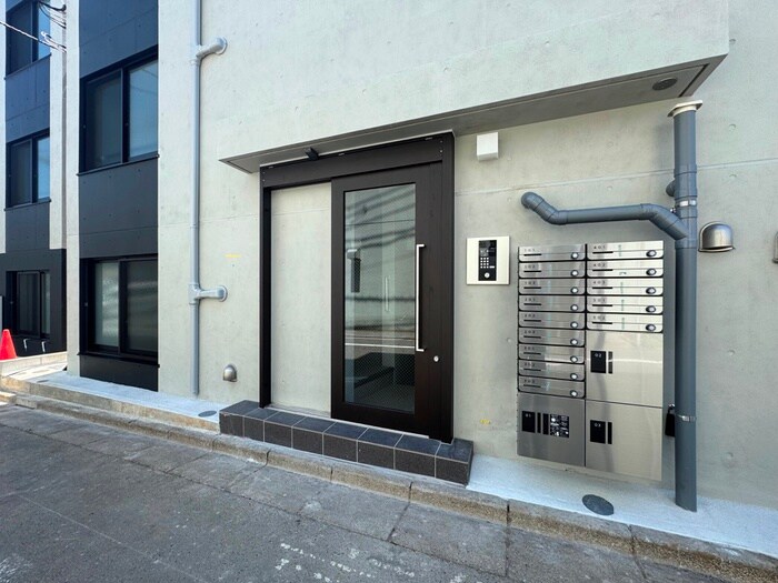 物件外観写真3　(エントランス部分)