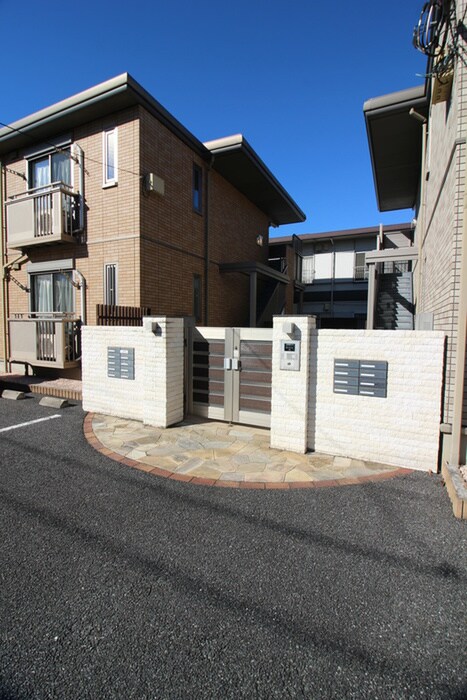 物件外観写真2　(エントランス部分)