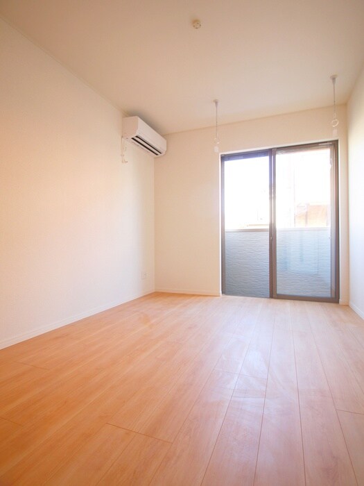 物件内観写真6　(室内からの展望)