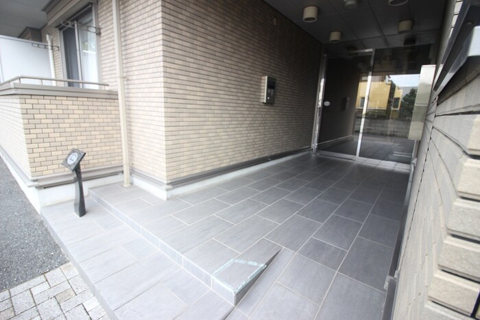 物件外観写真6　(エントランス部分)